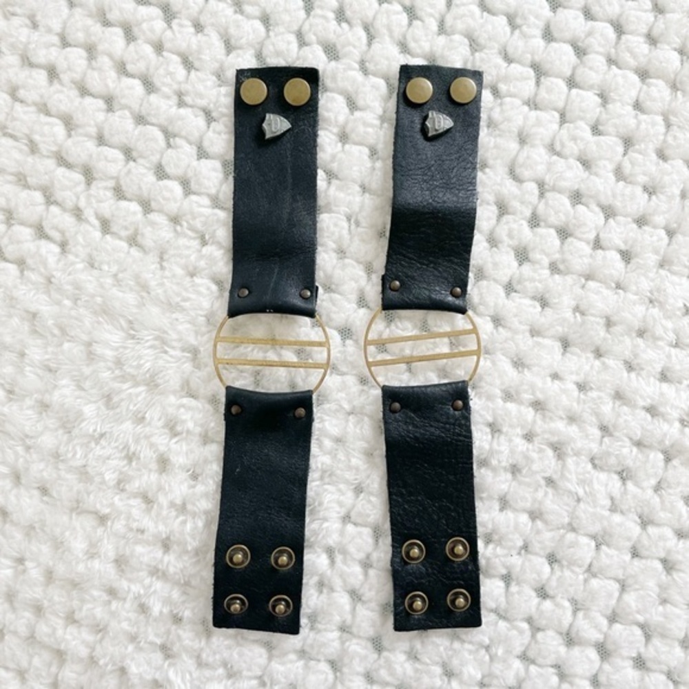 Two leather brackets black gold‎
